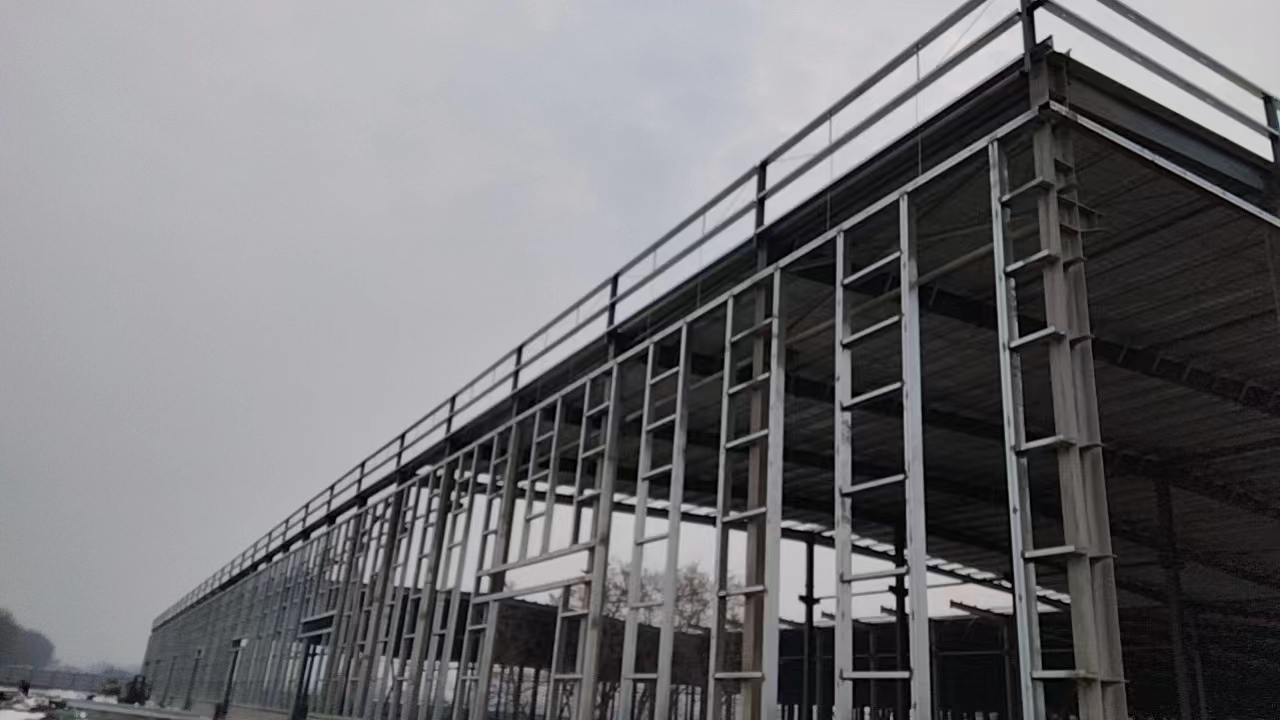 河北钢结构厂房 骨架完成  衡水钢结构厂家加工安装  窗口安装完成.jpg